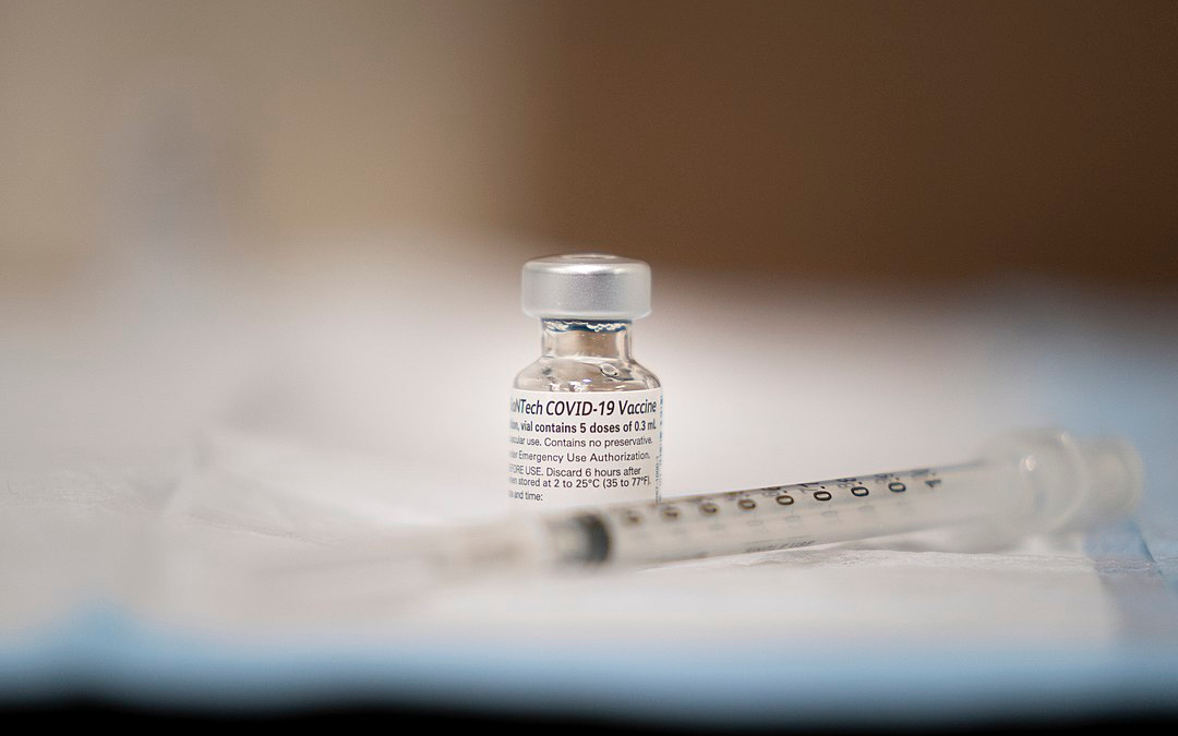 Estados Unidos apoya la suspensión temporal de patentes para vacunas contra COVID-19