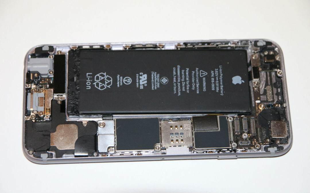 Apple no quiere que cambies la batería de tu iPhone con un reparador independiente