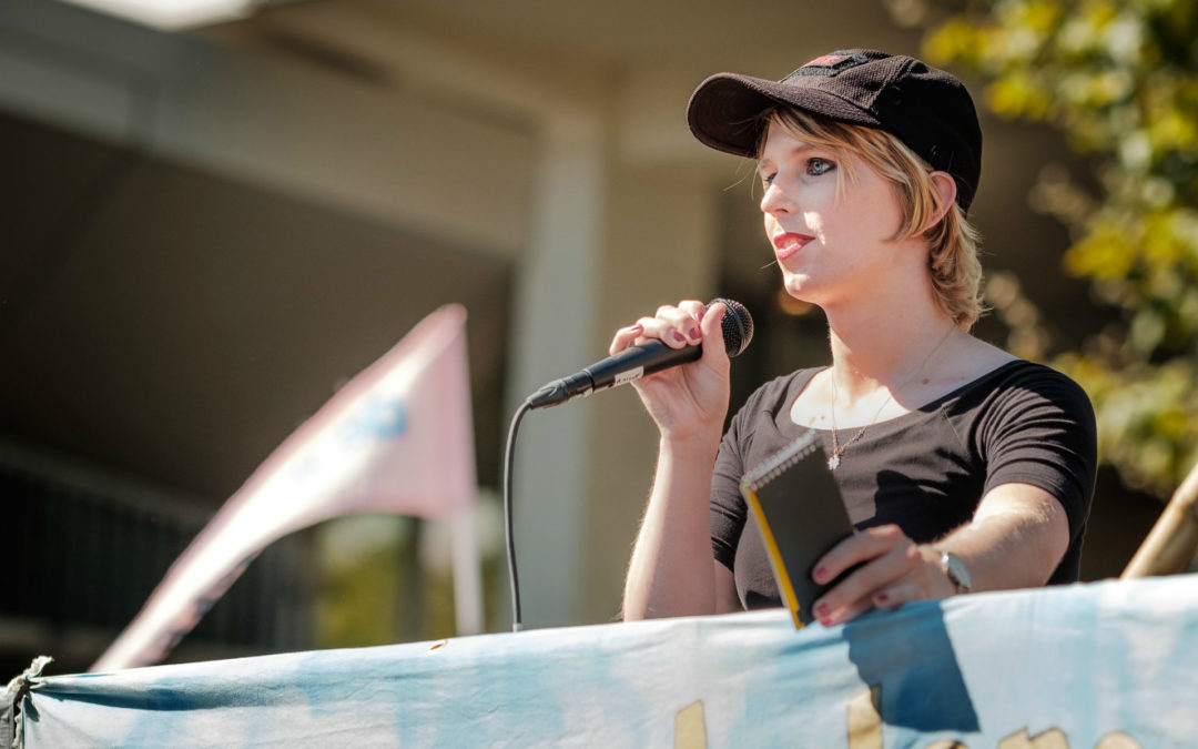 Chelsea Manning sale de prisión tras casi un año de confinamiento