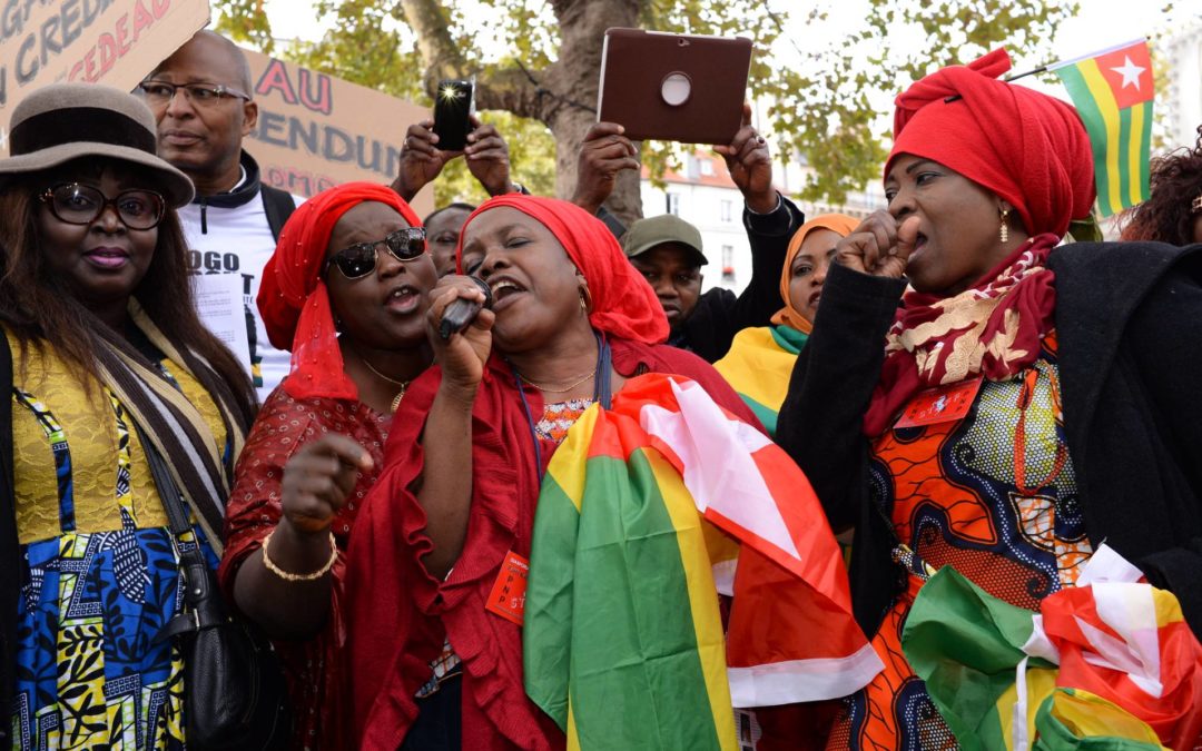 Miembros del clero y opositores políticos en Togo fueron espiados con Pegasus