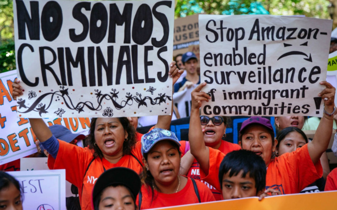 Manifestantes exigen a Amazon que deje de proveer servicios a autoridades migratorias de EE.UU