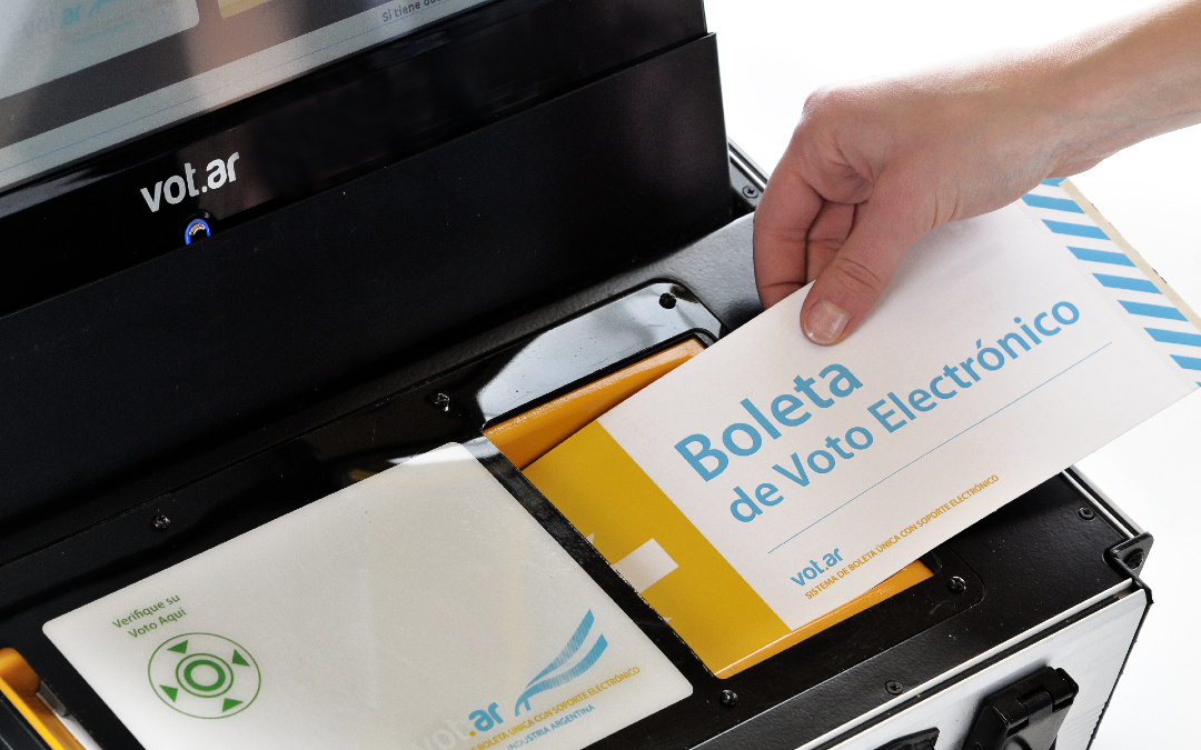 Personas que investigan las fallas del voto electrónico en América Latina son criminalizadas